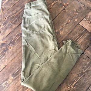 Olive straight leg jeggings perfect for fall and boot wearing! 🧡